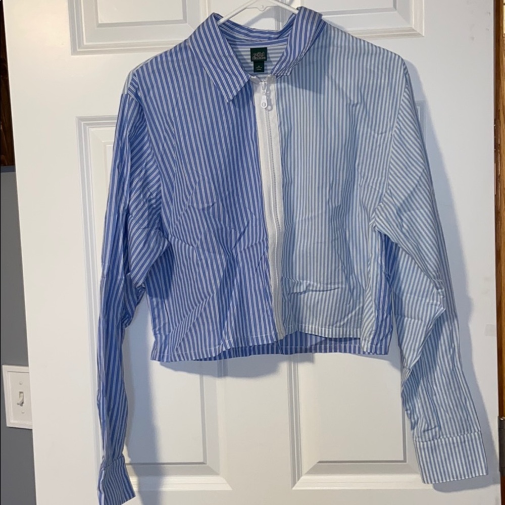 A crop top long sleeve